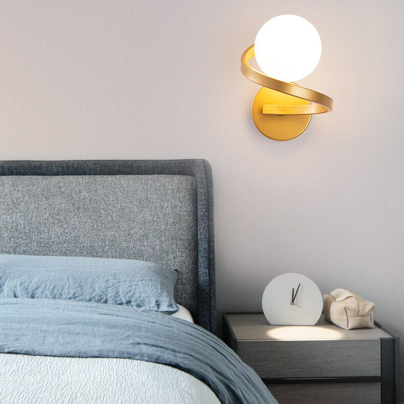 Lámpara de pared con esfera de vidrio esmerilado y marco espiral moderno