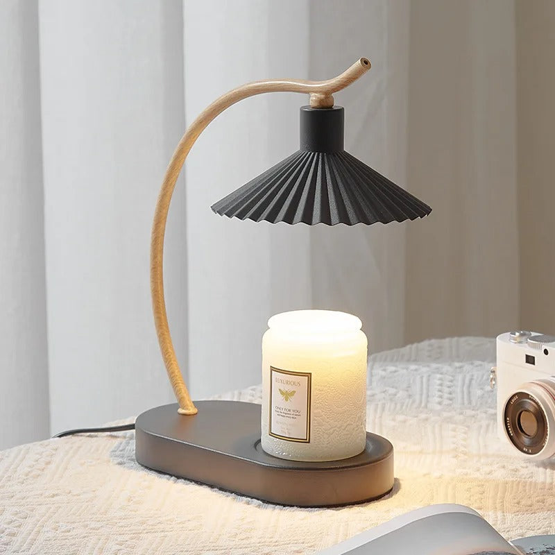 Lámpara de mesa calentadora de velas con pantalla plisada y brazo de madera nórdico