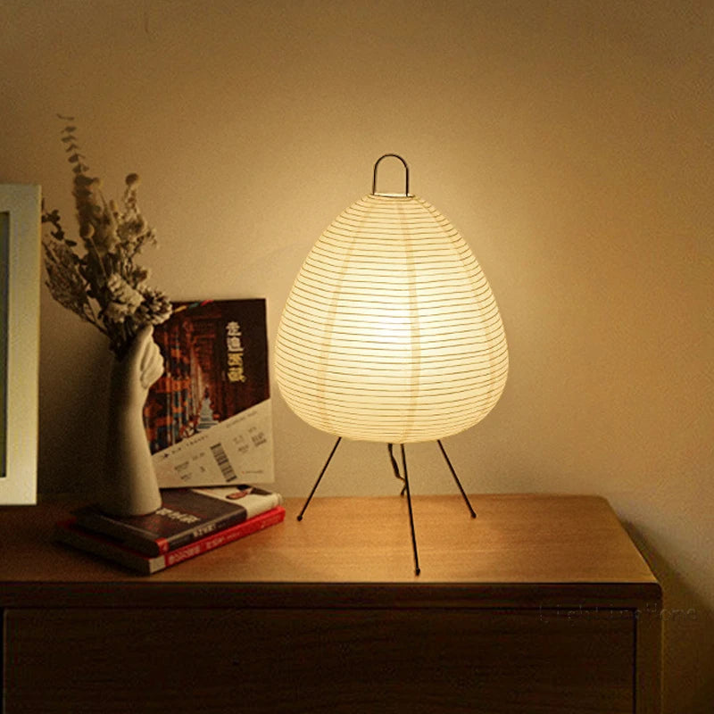 Lámpara de mesa minimalista zen japonesa con trípode de papel de arroz e iluminación ambiental