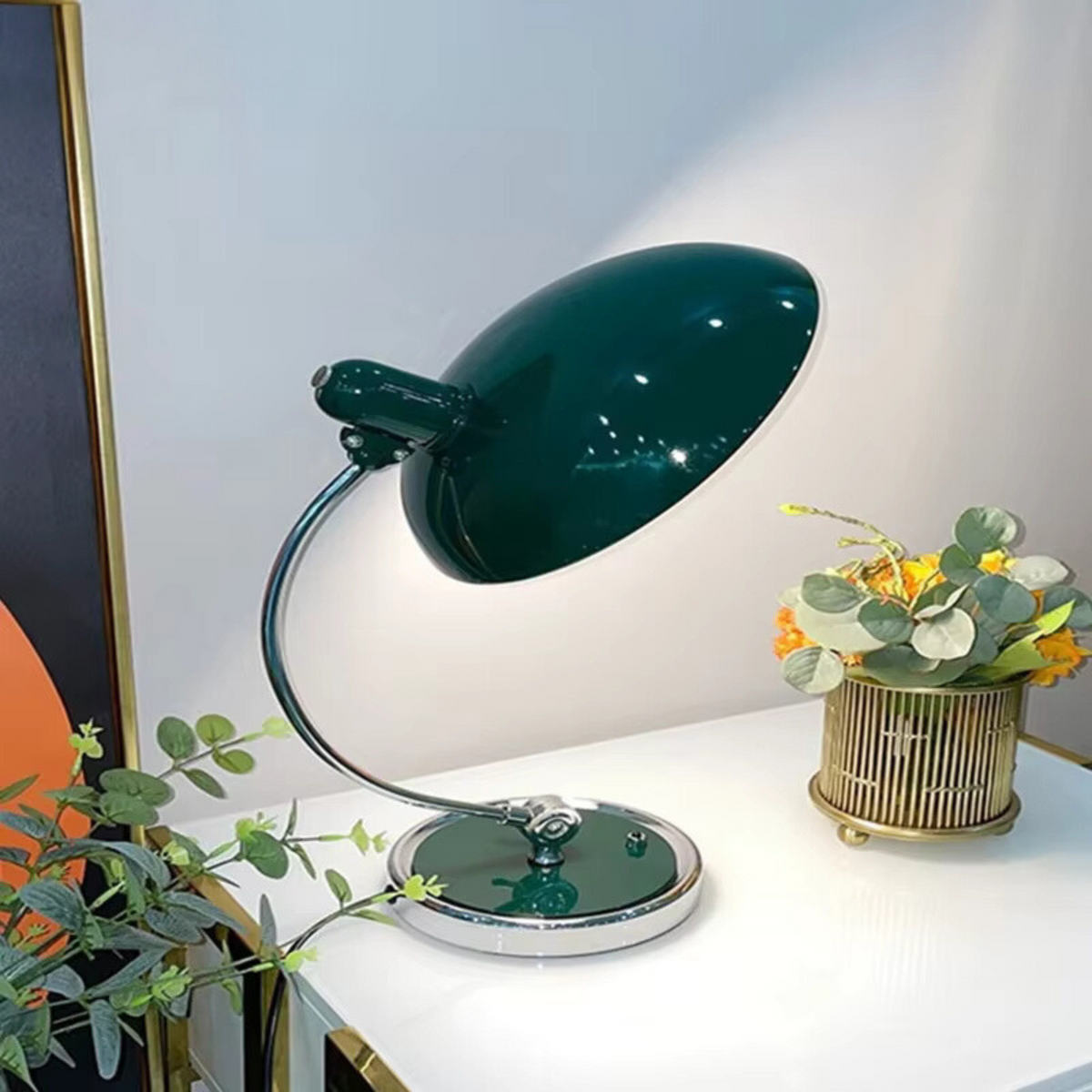 Lámpara de mesa escultural Bauhaus escandinava de cromo con brazo curvado