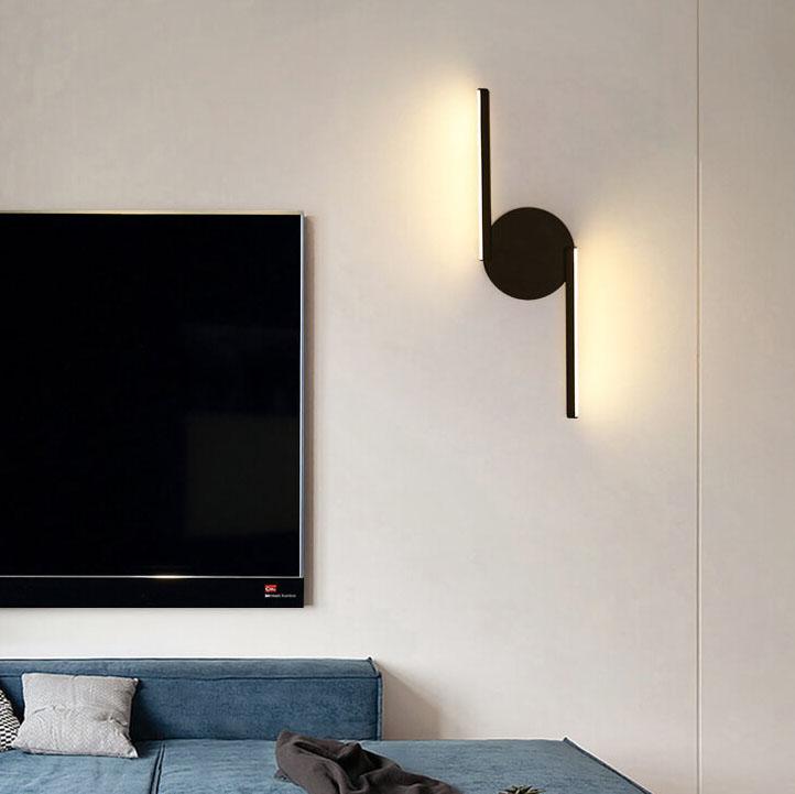 Aplique de pared minimalista con silueta de arco curvo y resplandor de halo