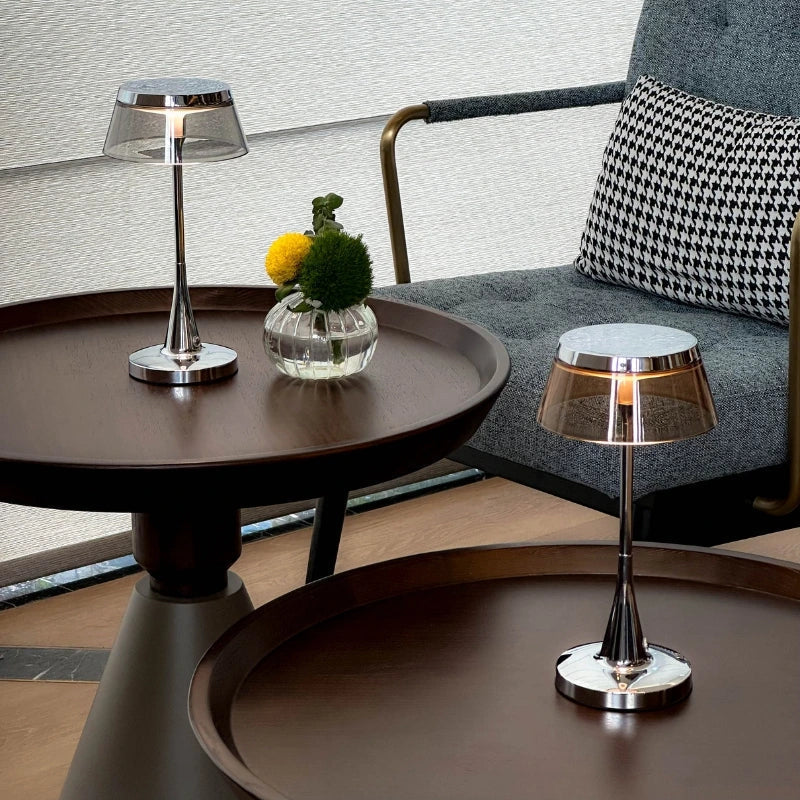 Lámpara de mesa con pantalla de acrílico translúcido, inalámbrica, recargable, regulable y con base metálica