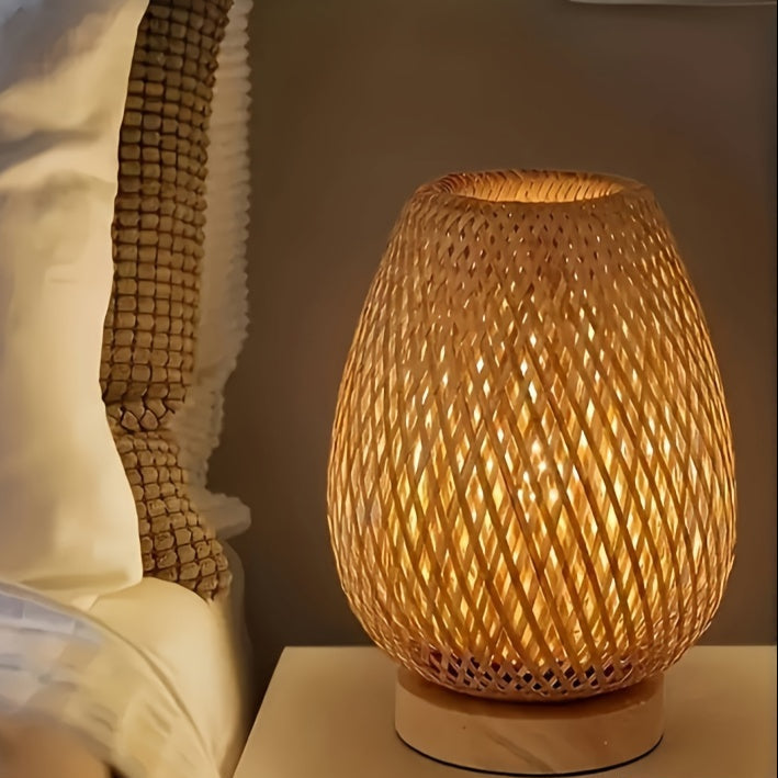 Lámpara de mesa regulable de bambú tejido a mano con base de madera natural