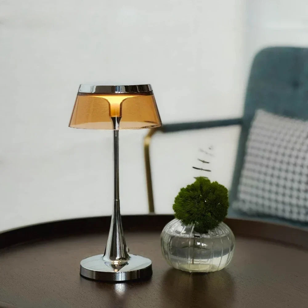 Lámpara de mesa con pantalla de acrílico translúcido, inalámbrica, recargable, regulable y con base metálica