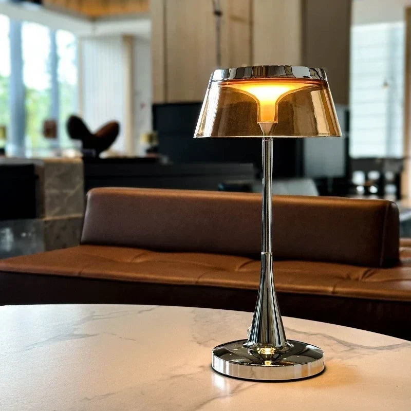 Lámpara de mesa con pantalla de acrílico translúcido, inalámbrica, recargable, regulable y con base metálica
