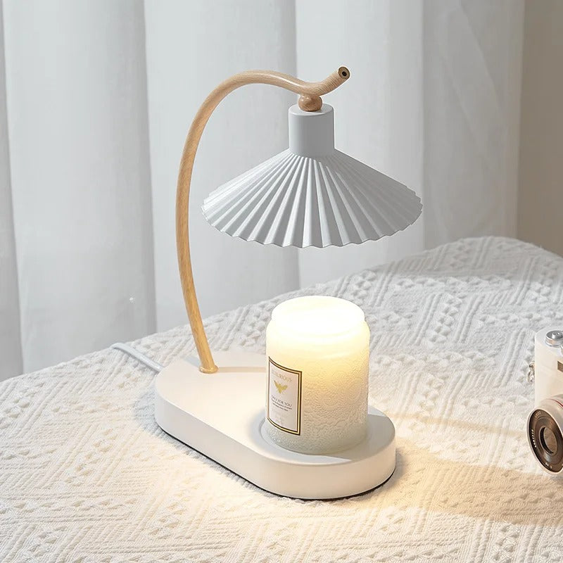 Lámpara de mesa calentadora de velas con pantalla plisada y brazo de madera nórdico