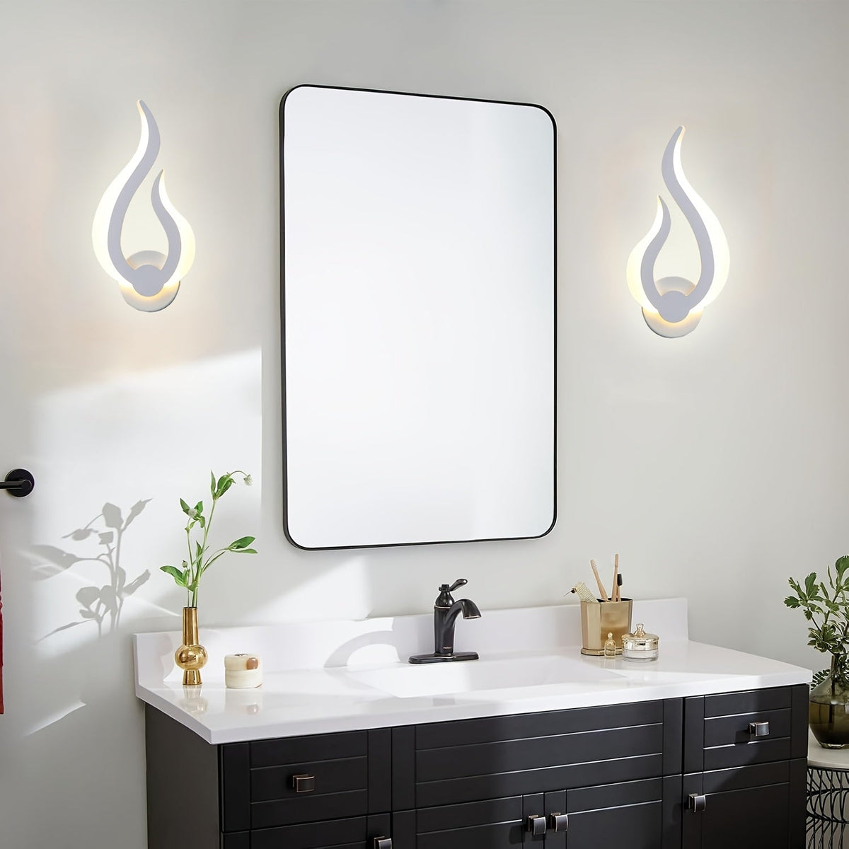 Aplique de pared moderno escultórico de acrílico con silueta de llama