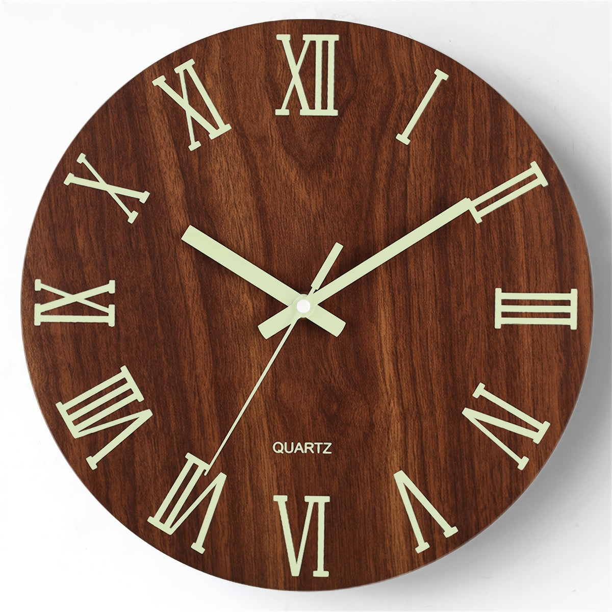 Reloj de pared silencioso redondo con grano de nogal y brillo en la oscuridad