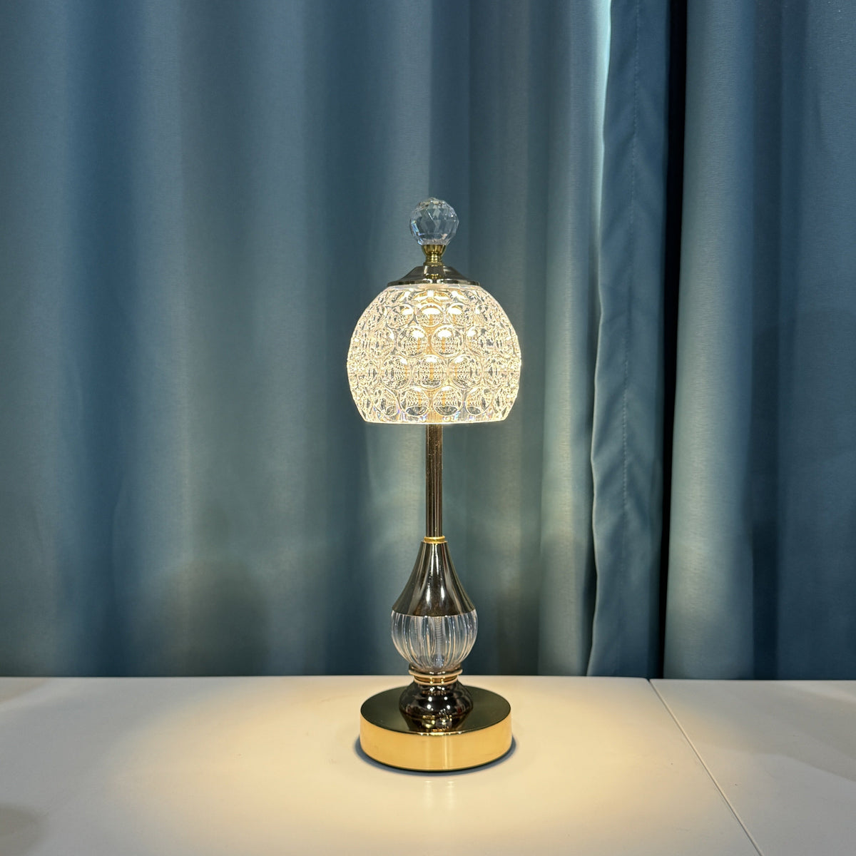 Lámpara de mesa inalámbrica recargable con pantalla de cristal esculpido y regulación táctil