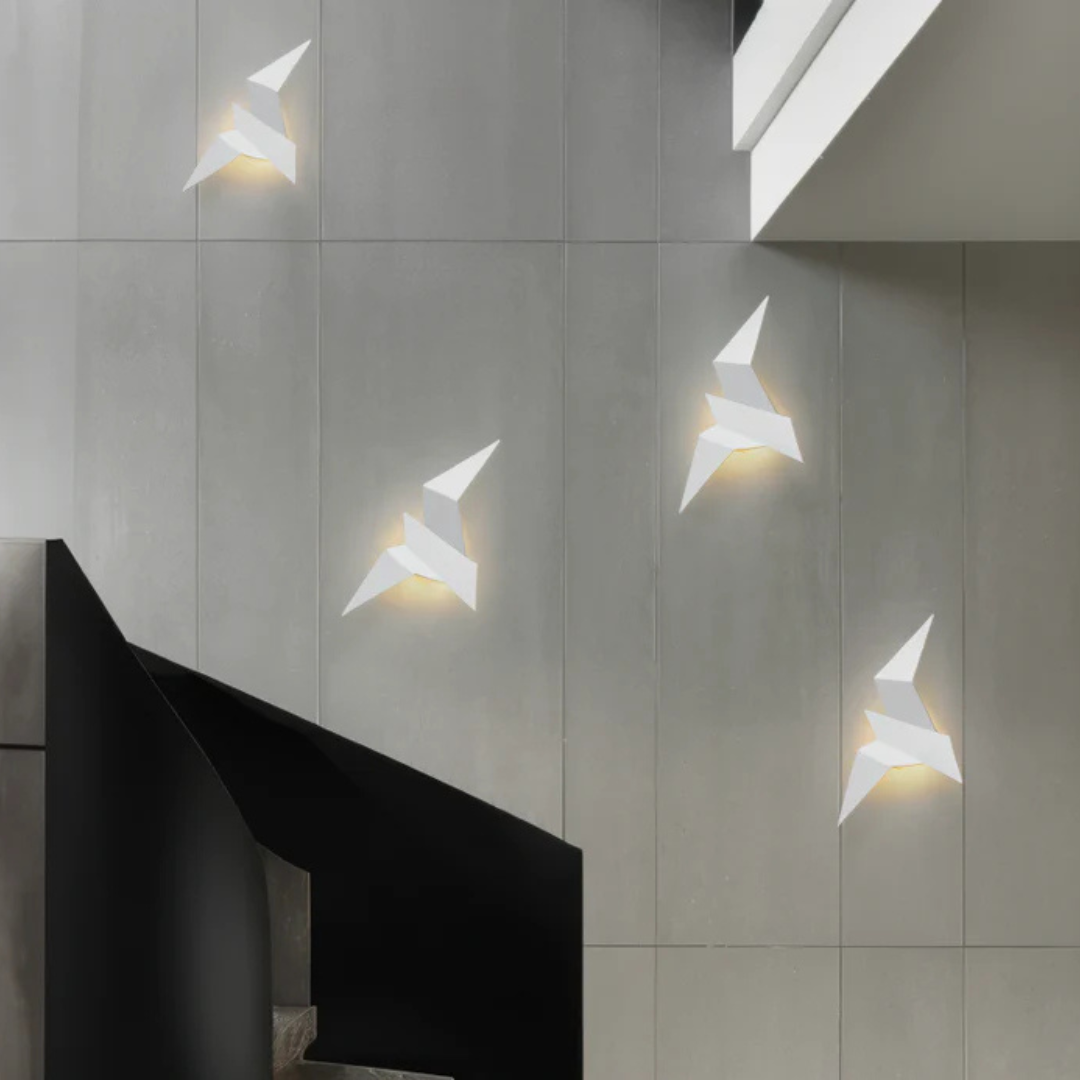 Aplique de pared moderno escultórico de metal inspirado en el origami
