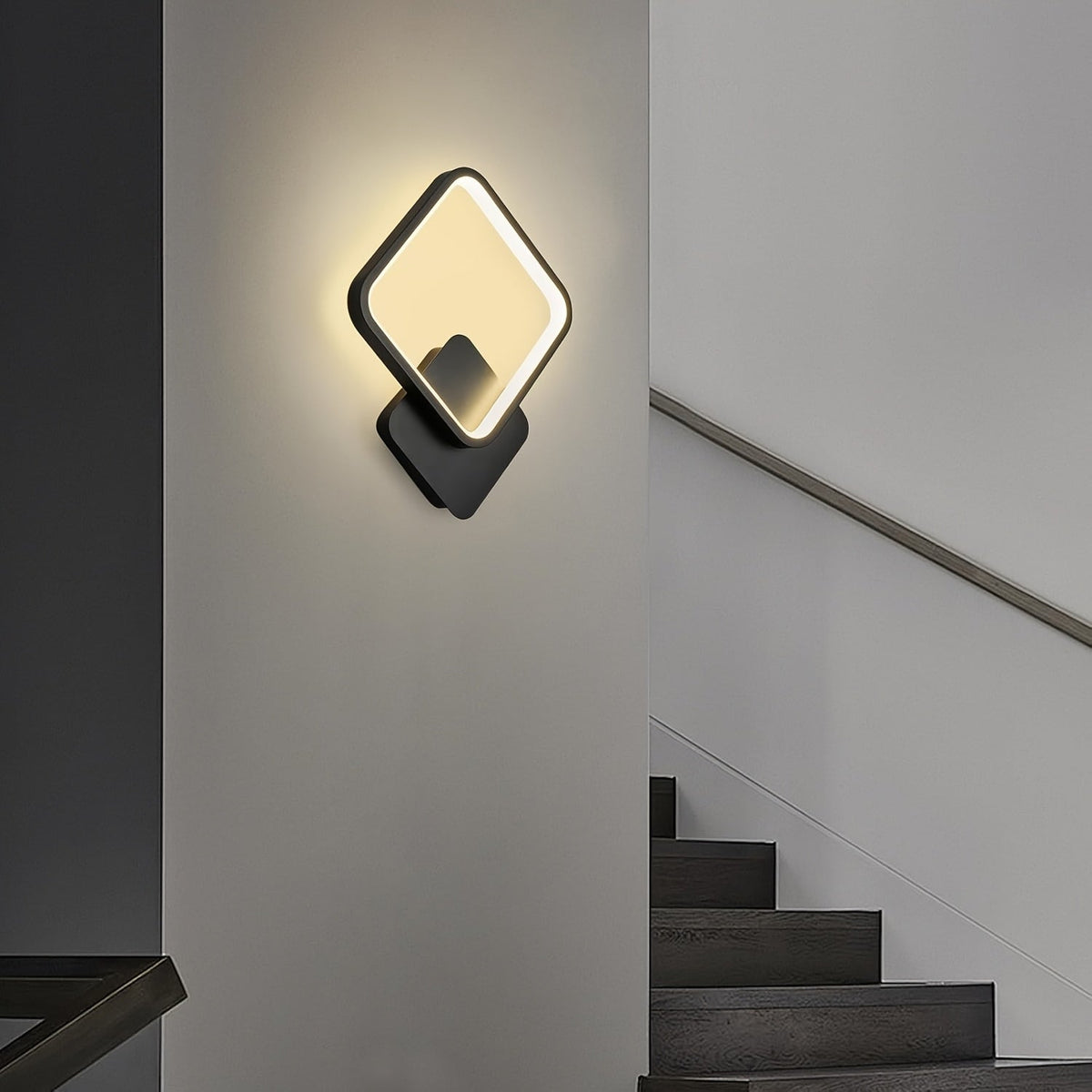 Aplique de pared minimalista cuadrado de metal geométrico, regulable, con difusor de acrílico