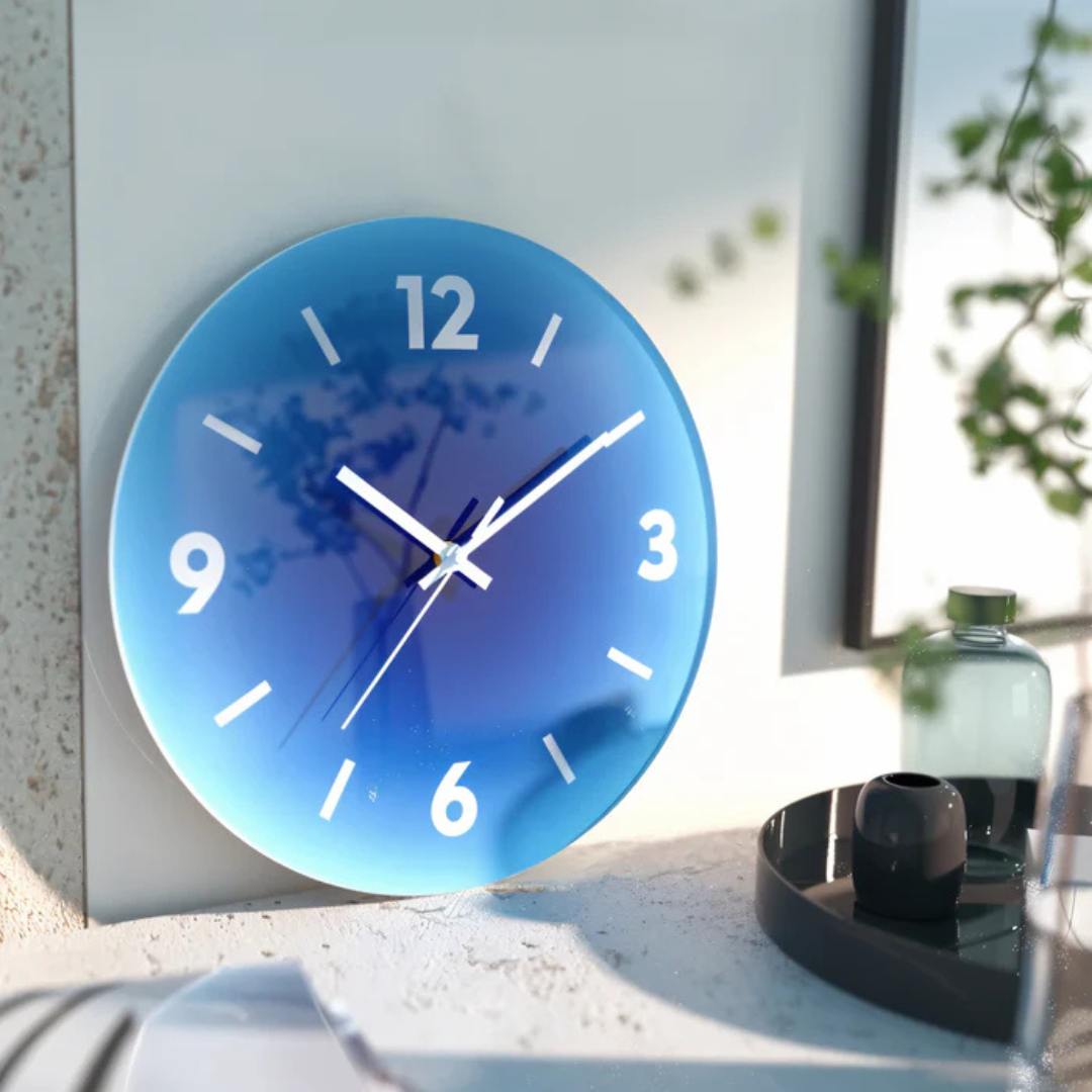 Reloj de pared redondo de vidrio con degradado de atardecer y movimiento de cuarzo silencioso