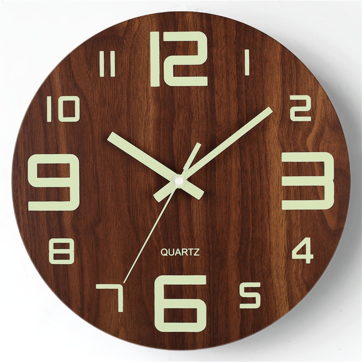 Reloj de pared silencioso redondo con grano de nogal y brillo en la oscuridad