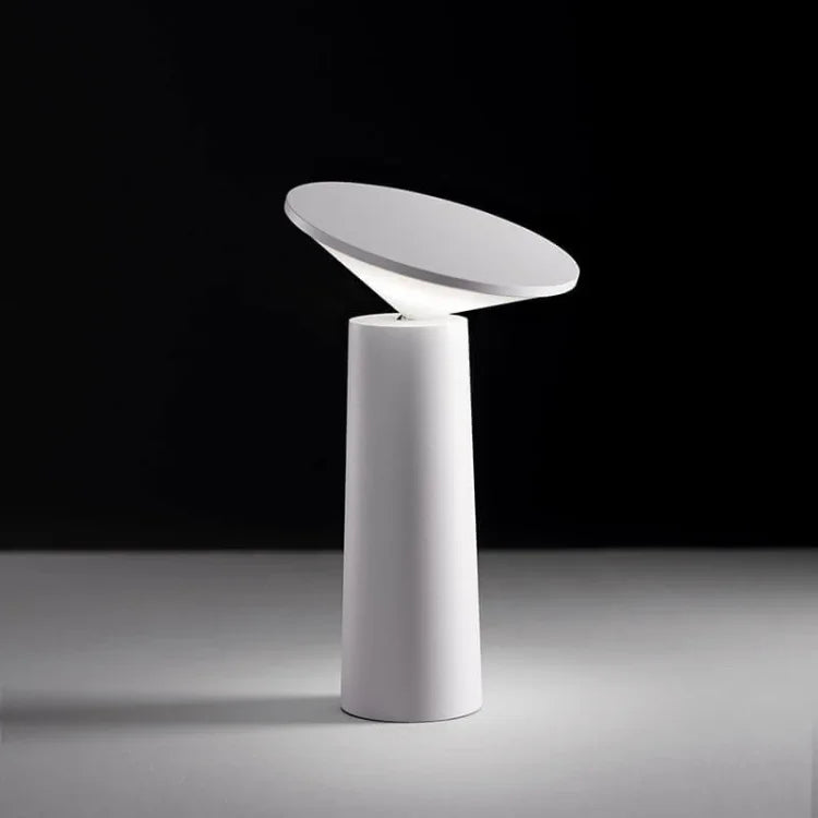 Lámpara de mesa escultural recargable, inalámbrica y regulable con silueta cónica