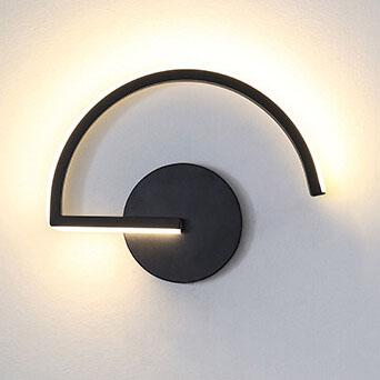 Aplique de pared minimalista con silueta de arco curvo y resplandor de halo