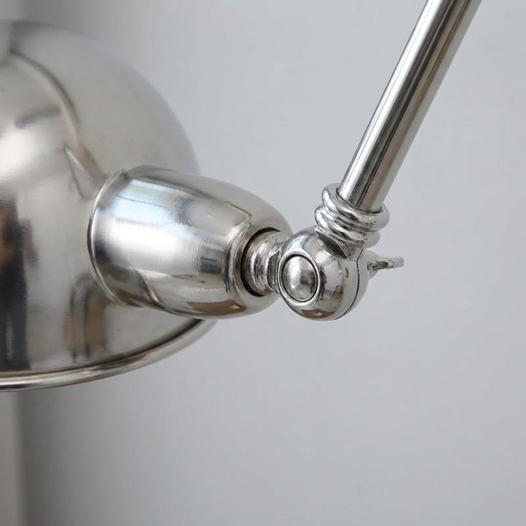 Lámpara de pared de metal pulido con brazo giratorio ajustable para tareas