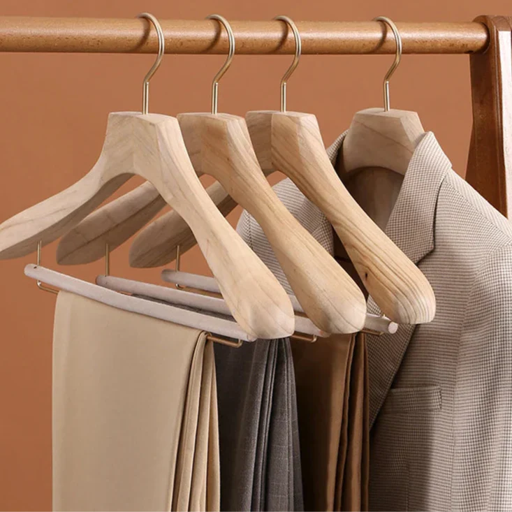Perchas para ropa de madera de alcanfor con hombros contorneados, antideslizantes y con barra afelpada