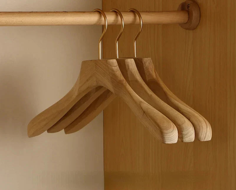 Perchas para ropa de madera de alcanfor con hombros contorneados, antideslizantes y con barra afelpada