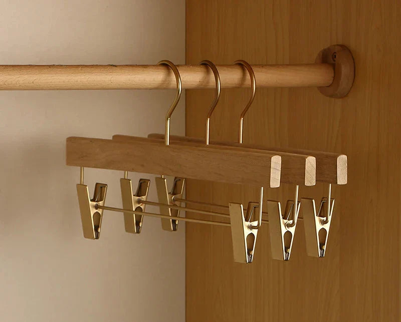 Perchas para ropa de madera de alcanfor con hombros contorneados, antideslizantes y con barra afelpada