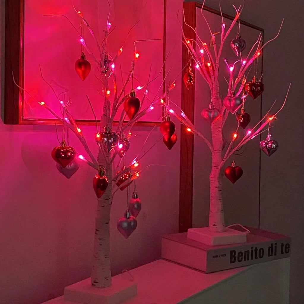 Lámpara de mesa romántica con adorno de corazón en un abedul ramificado
