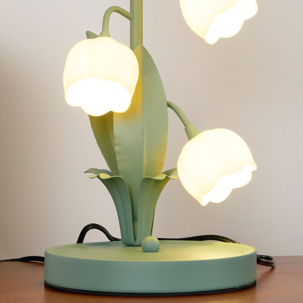 Lámpara de mesa floral con forma de tulipán y flor de orquídea