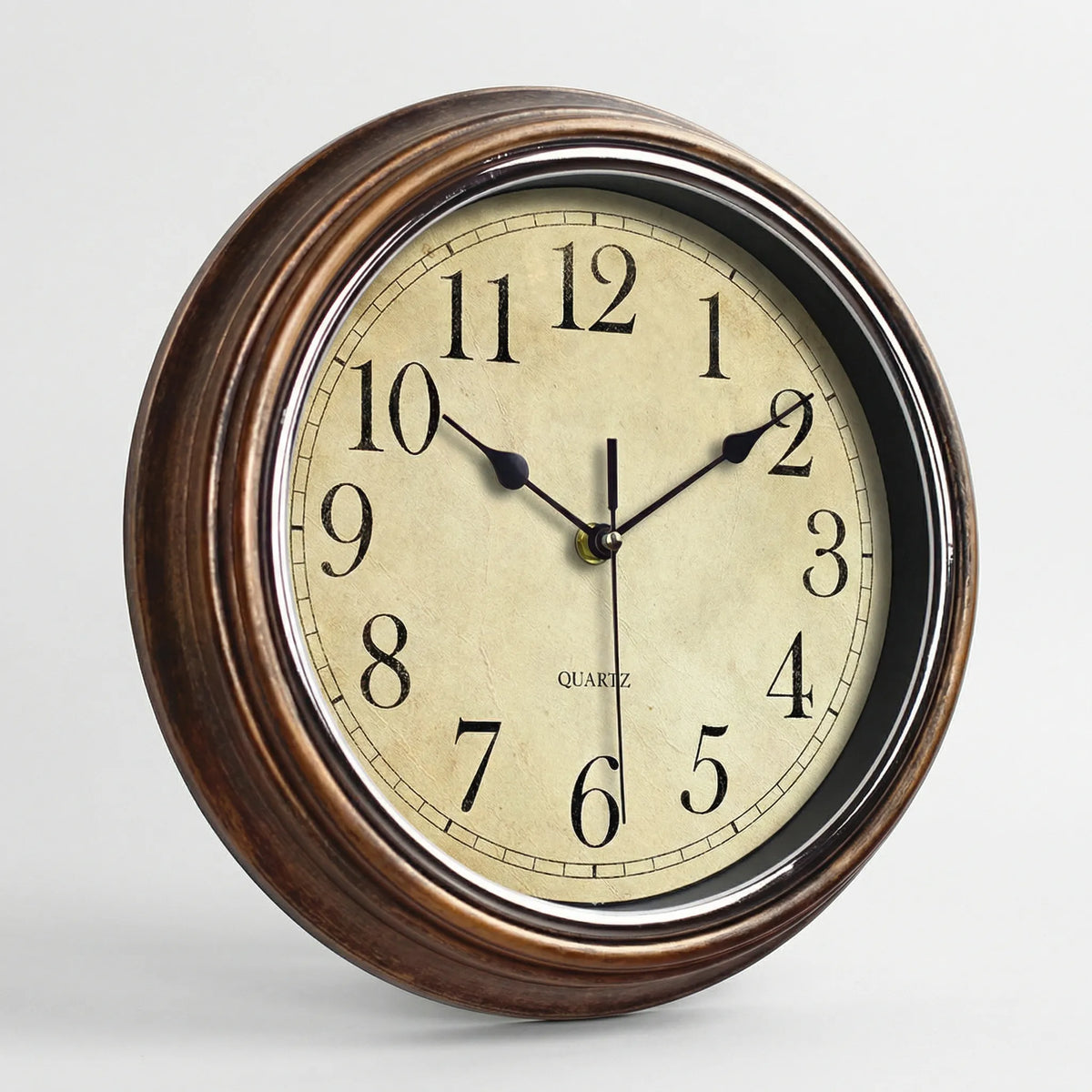 Reloj de pared compacto vintage de esfera redonda y movimiento silencioso