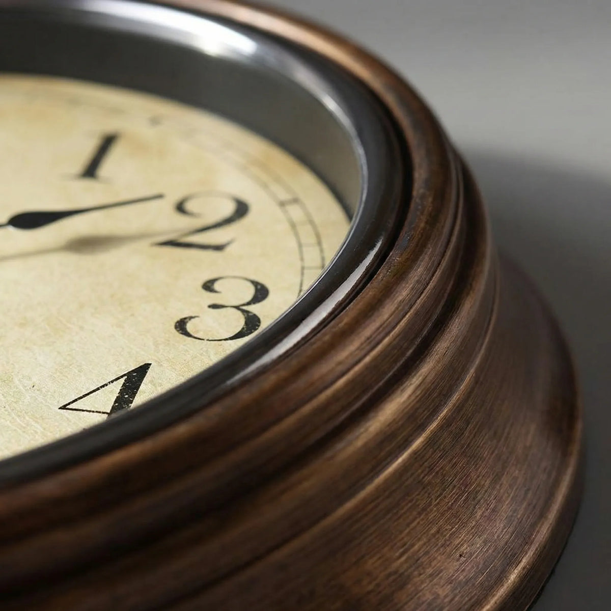 Reloj de pared compacto vintage de esfera redonda y movimiento silencioso