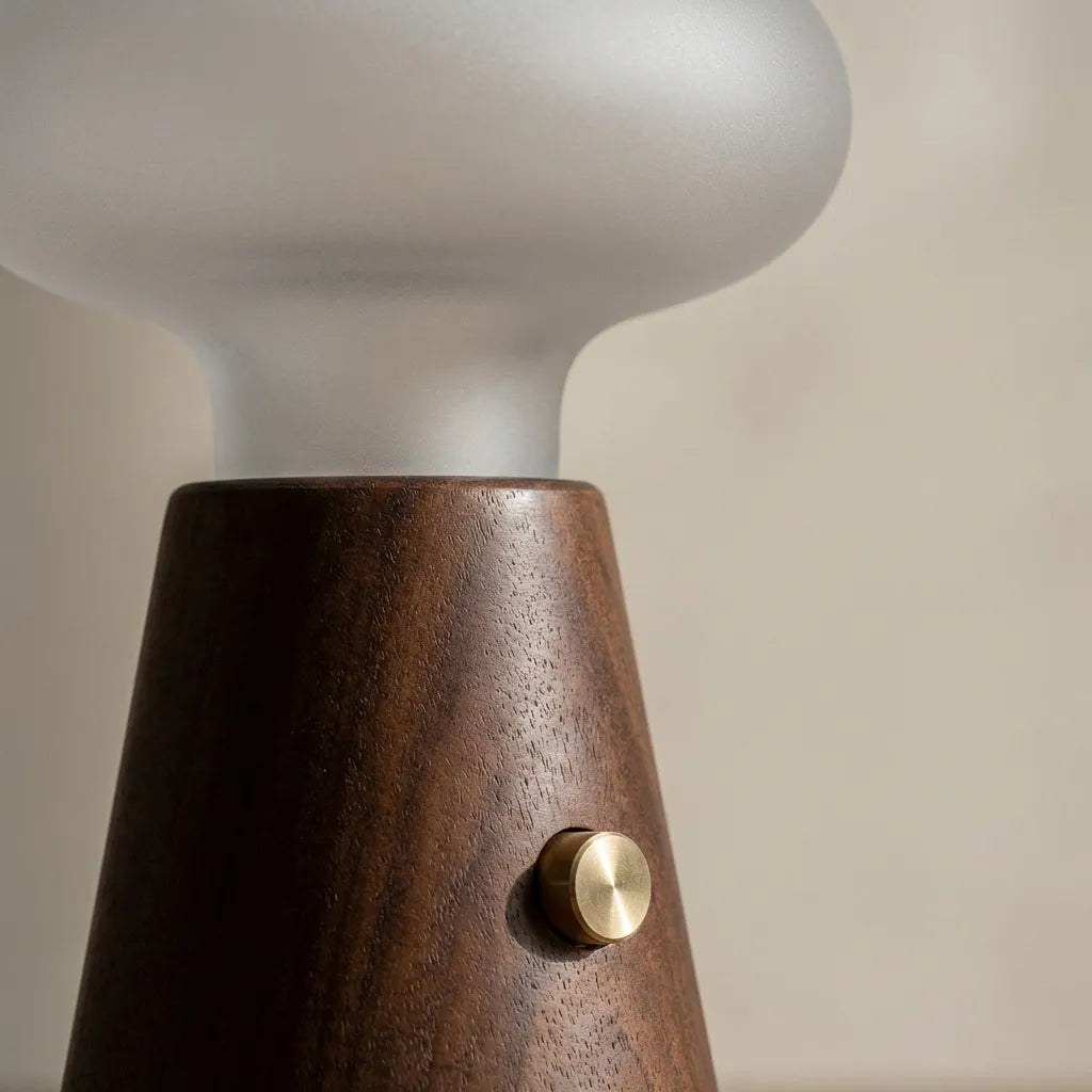 Lámpara de mesa con pantalla acrílica en forma de nube, base cónica y luz difusa