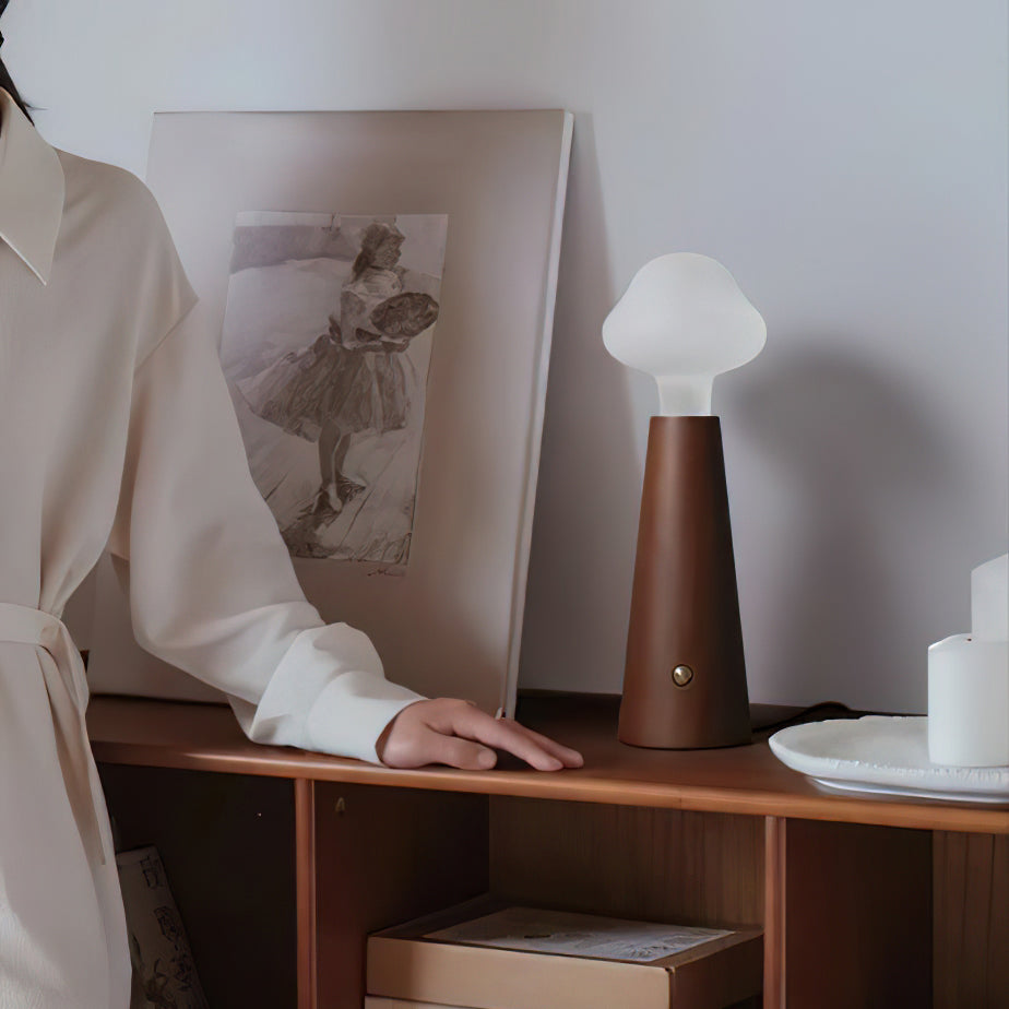 Lámpara de mesa con pantalla acrílica en forma de nube, base cónica y luz difusa