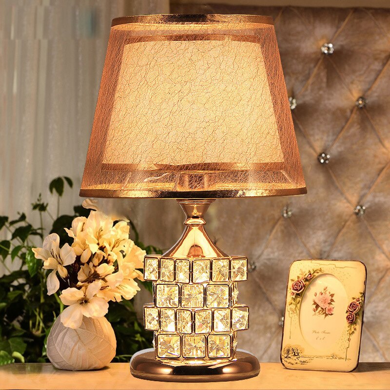 Lámpara de mesa con detalle de cristal en capas, brillo ajustable en dos zonas