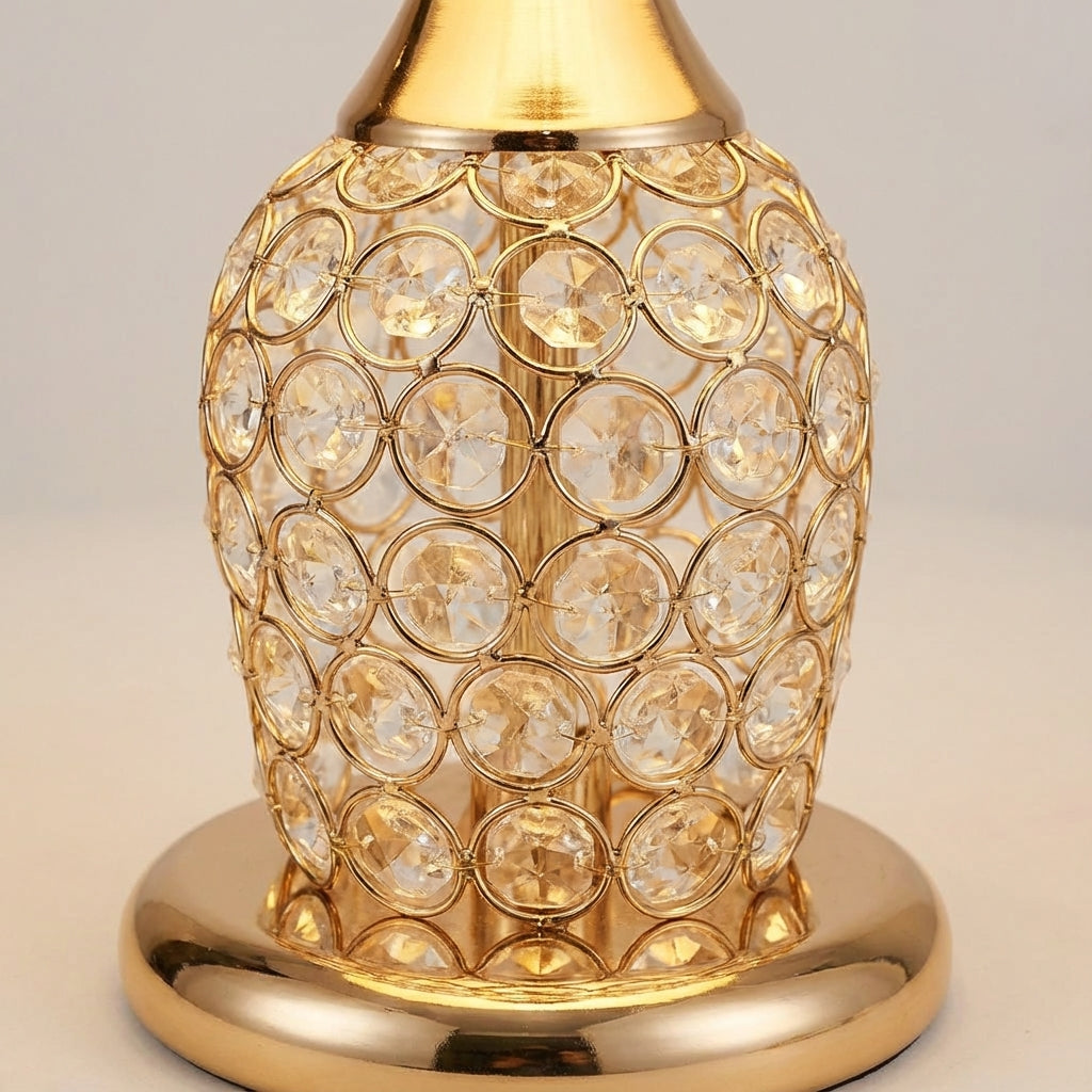 Lámpara de mesa con detalle de cristal brillante, silueta estilizada y pantalla de tambor cónica