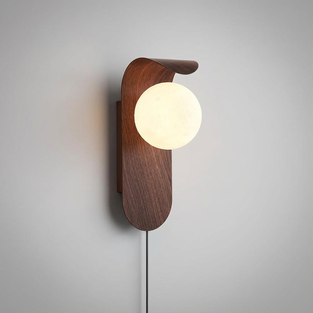 Aplique de pared escultórico con borde curvo y globo de vidrio opalino