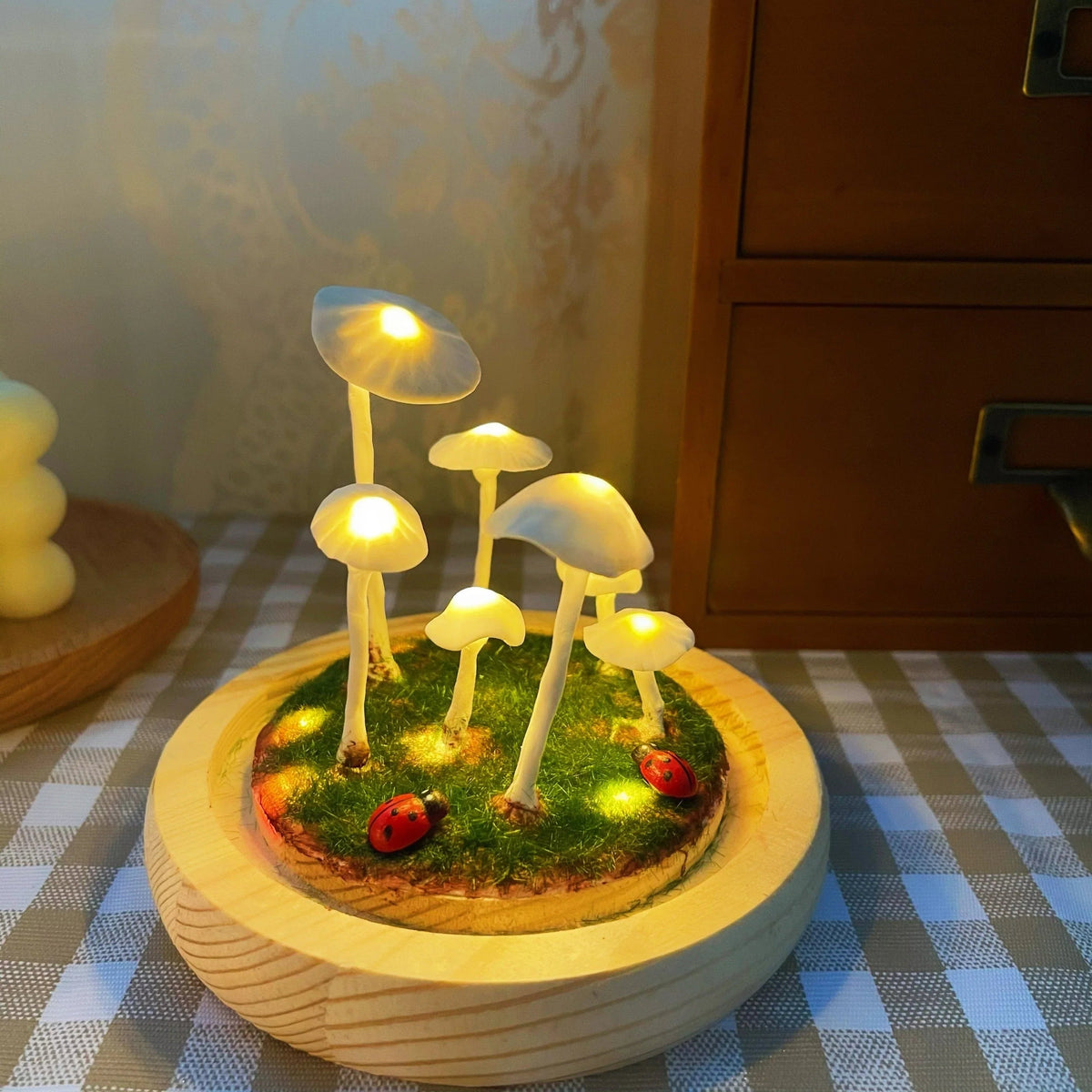 Lámpara de mesa personalizable con grupo de setas, alimentada por batería y apta para bricolaje