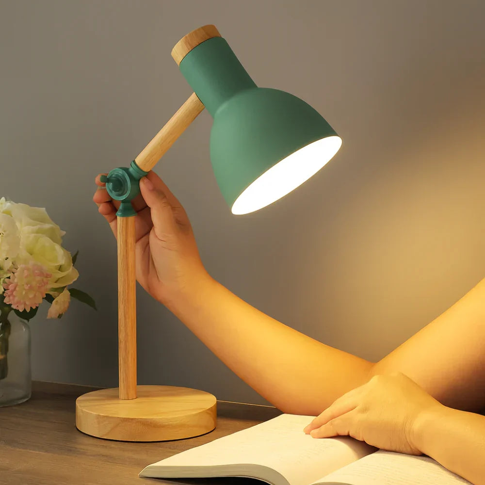 Lámpara de mesa o escritorio nórdica con base de madera y brazo ajustable