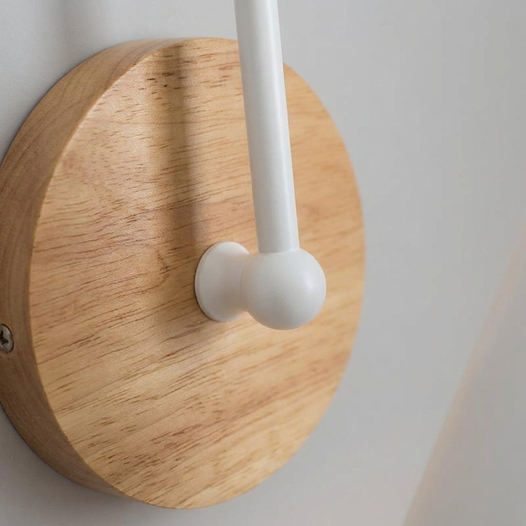Lámpara de pared minimalista con pantalla cónica orientada hacia abajo y detalle de madera