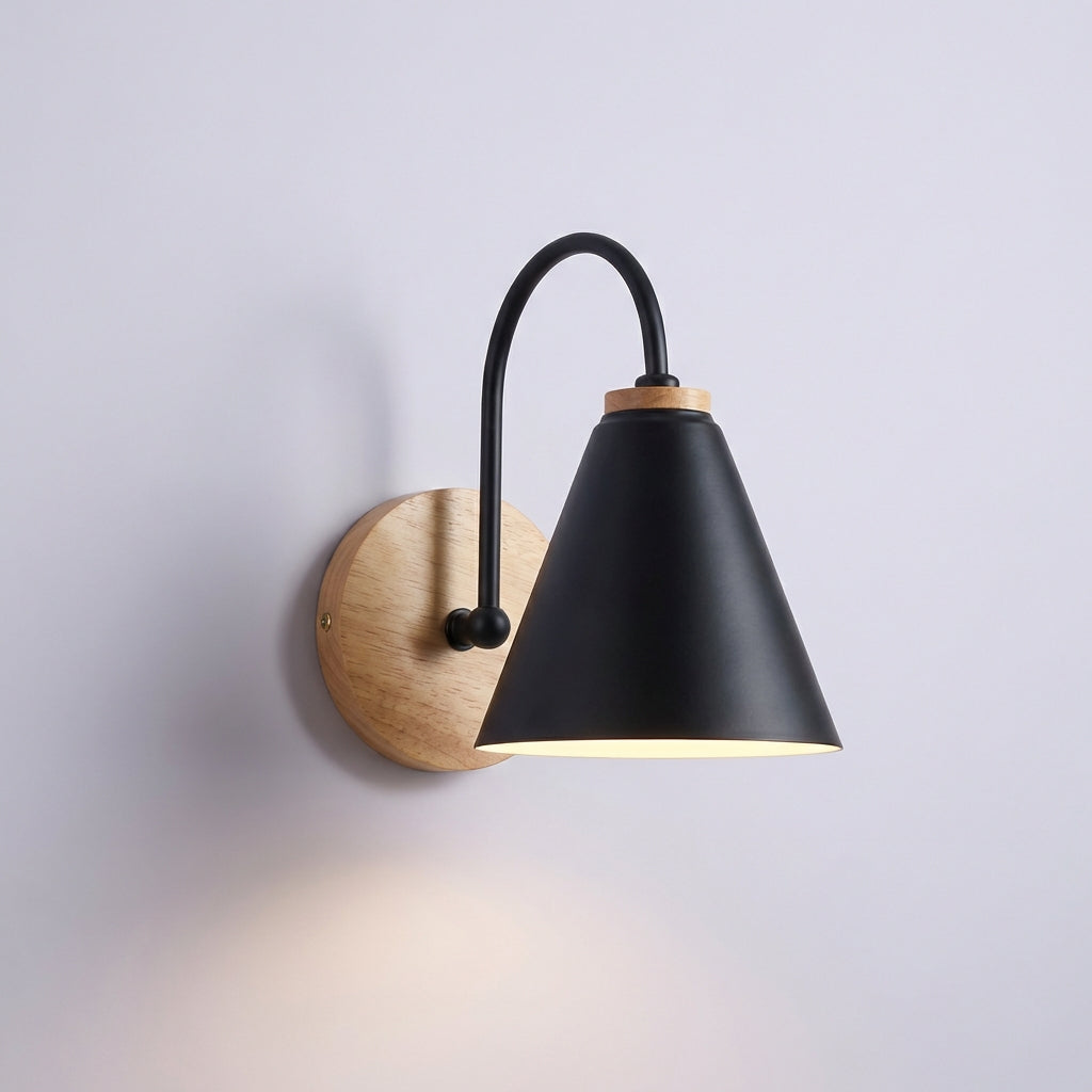 Lámpara de pared minimalista con pantalla cónica orientada hacia abajo y detalle de madera