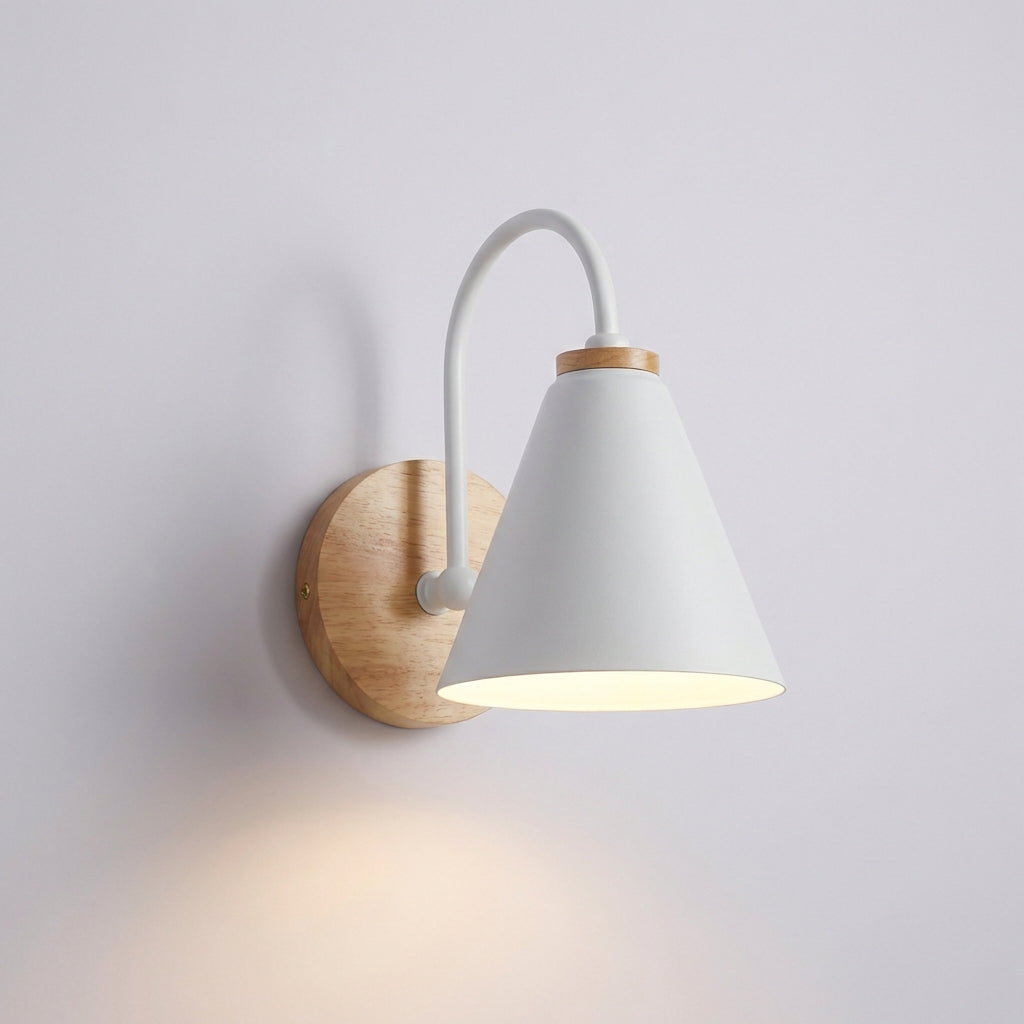 Lámpara de pared minimalista con pantalla cónica orientada hacia abajo y detalle de madera