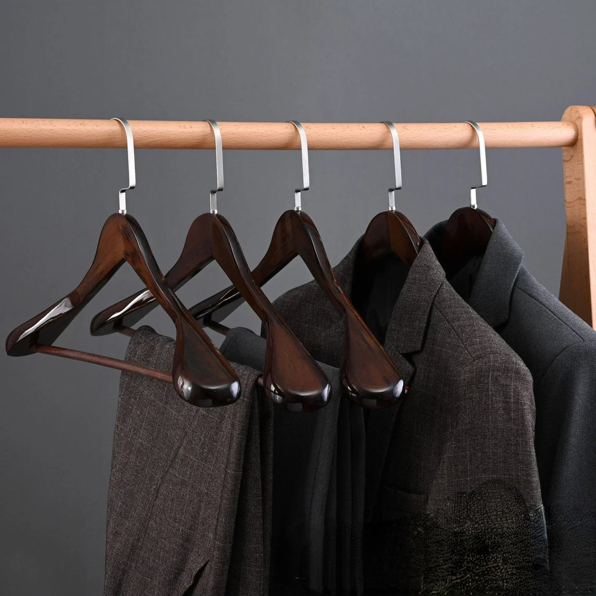 Percha para ropa de madera maciza curvada con herrajes metálicos