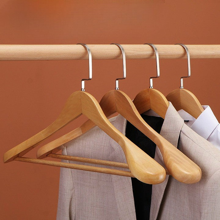 Percha para ropa de madera maciza curvada con herrajes metálicos