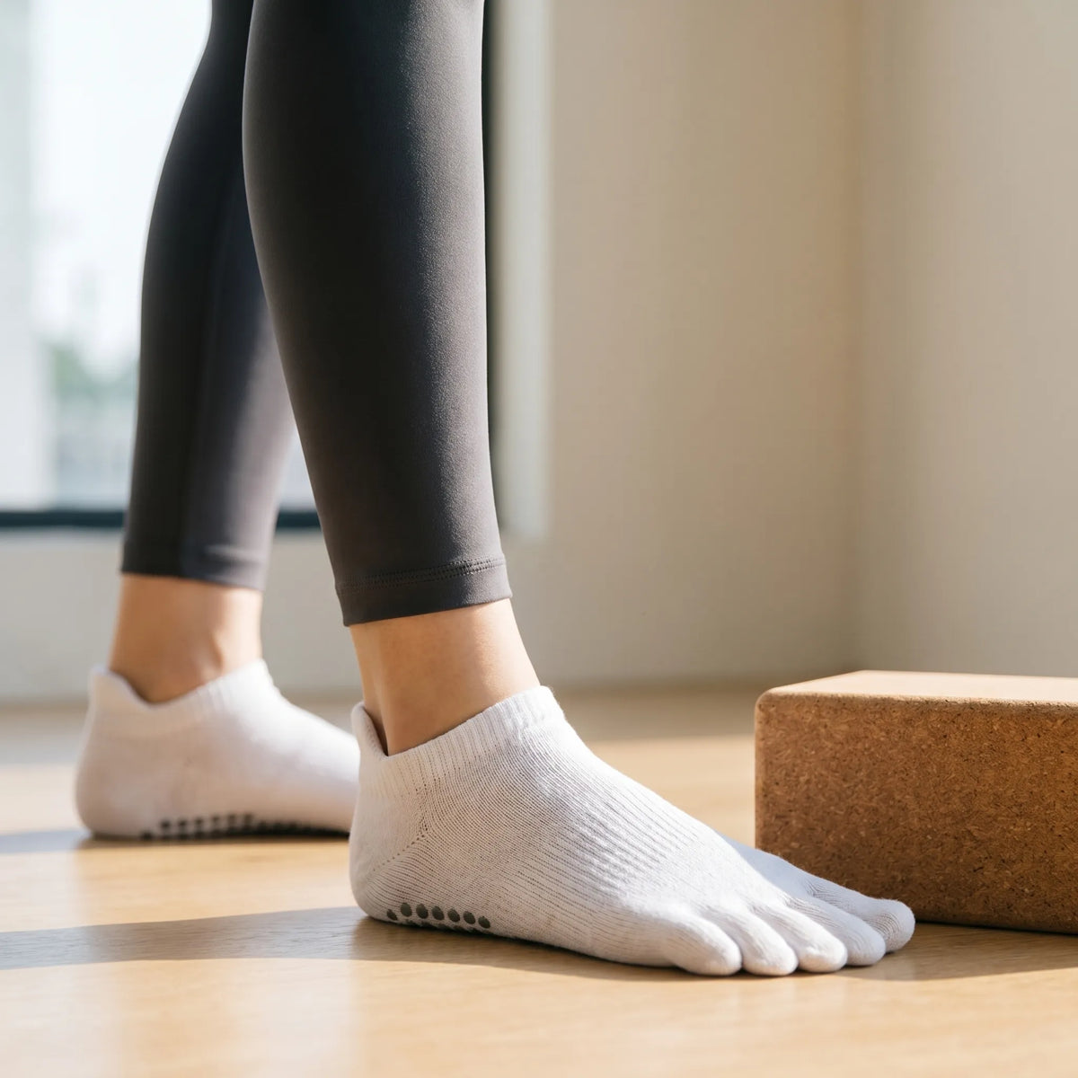 Calcetines de yoga de cinco dedos, bajos, con puño acanalado y agarre punteado