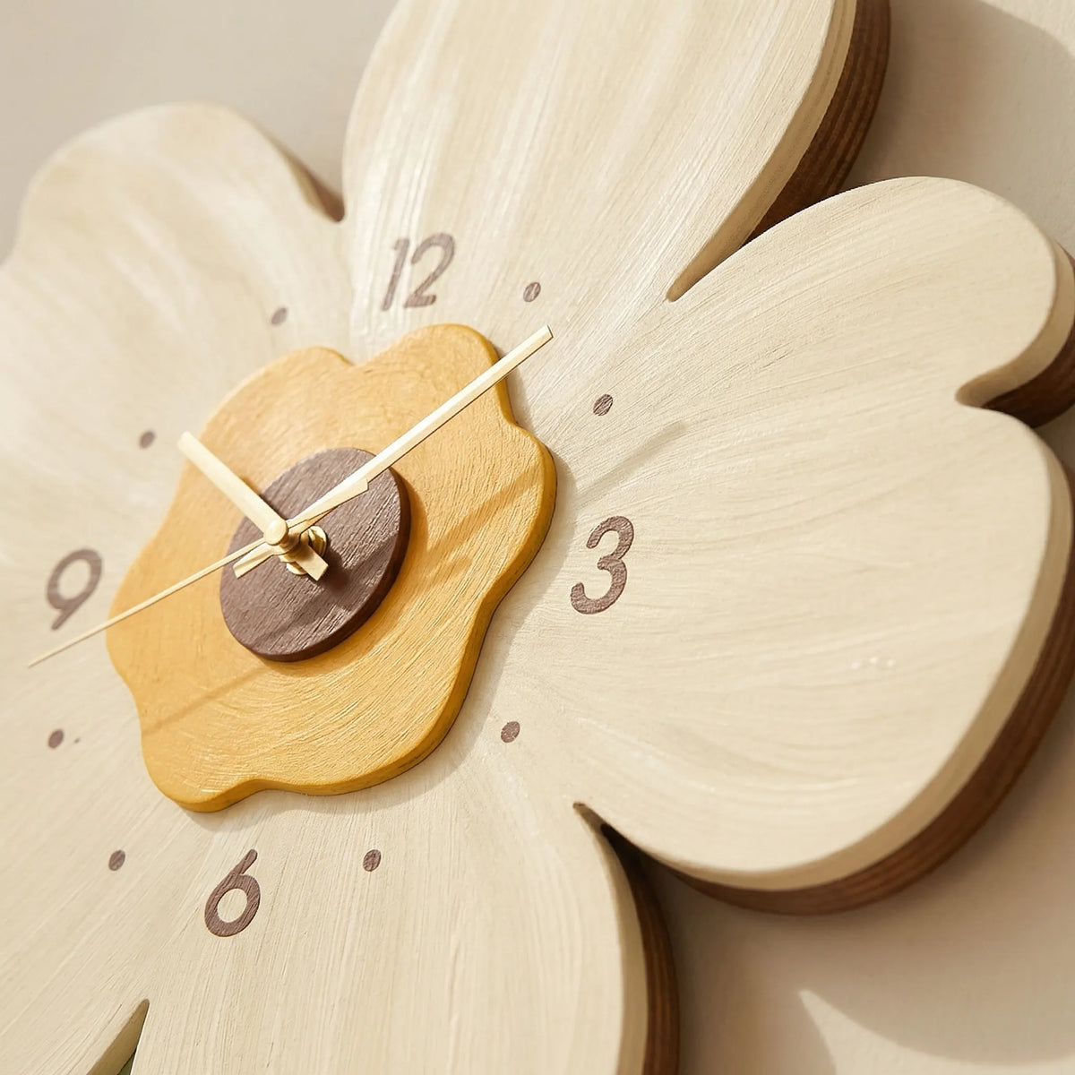 Reloj de pared floral con silueta de pétalos superpuestos y marcadores numéricos