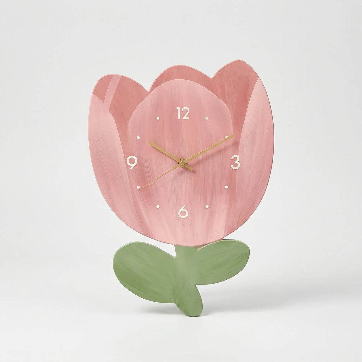 Reloj de pared floral con silueta de pétalos superpuestos y marcadores numéricos