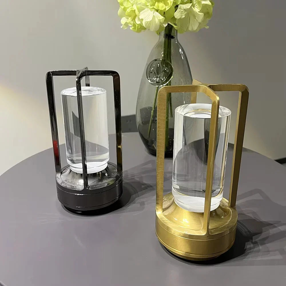 Lámpara de mesa moderna con estructura metálica cilíndrica y control táctil