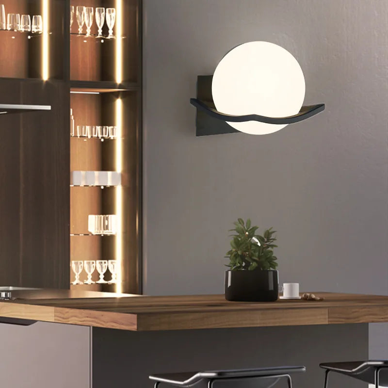 Lámpara de pared minimalista europea con esfera de vidrio opalino