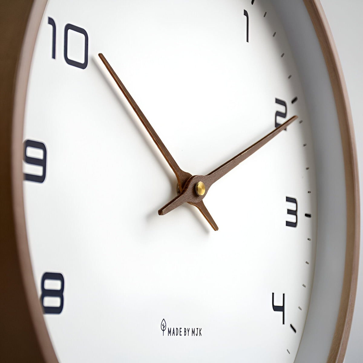 Reloj de pared de cuarzo silencioso con marco de madera minimalista nórdico