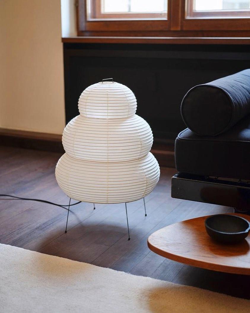 Lámpara de mesa de metal y papel de morera inspirada en los faroles japoneses
