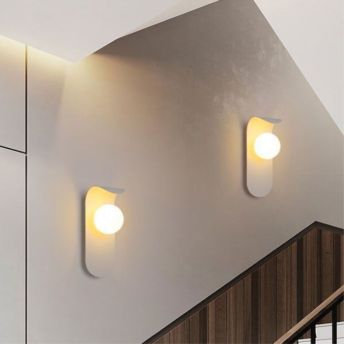 Aplique de pared nórdico minimalista con panel curvo y esfera de vidrio esmerilado