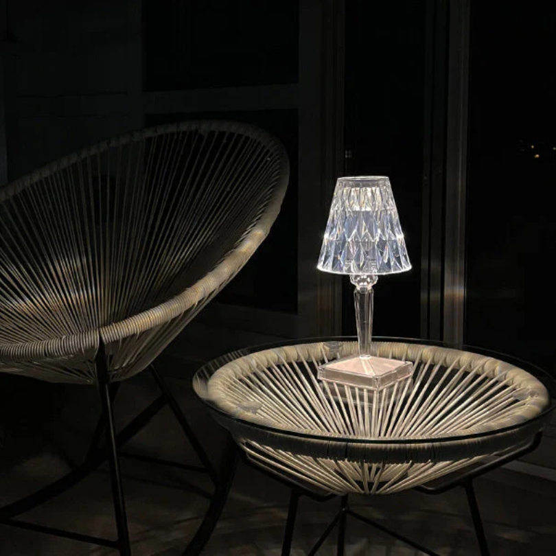 Lámpara de mesa decorativa con efecto cristalino brillante y luz cálida