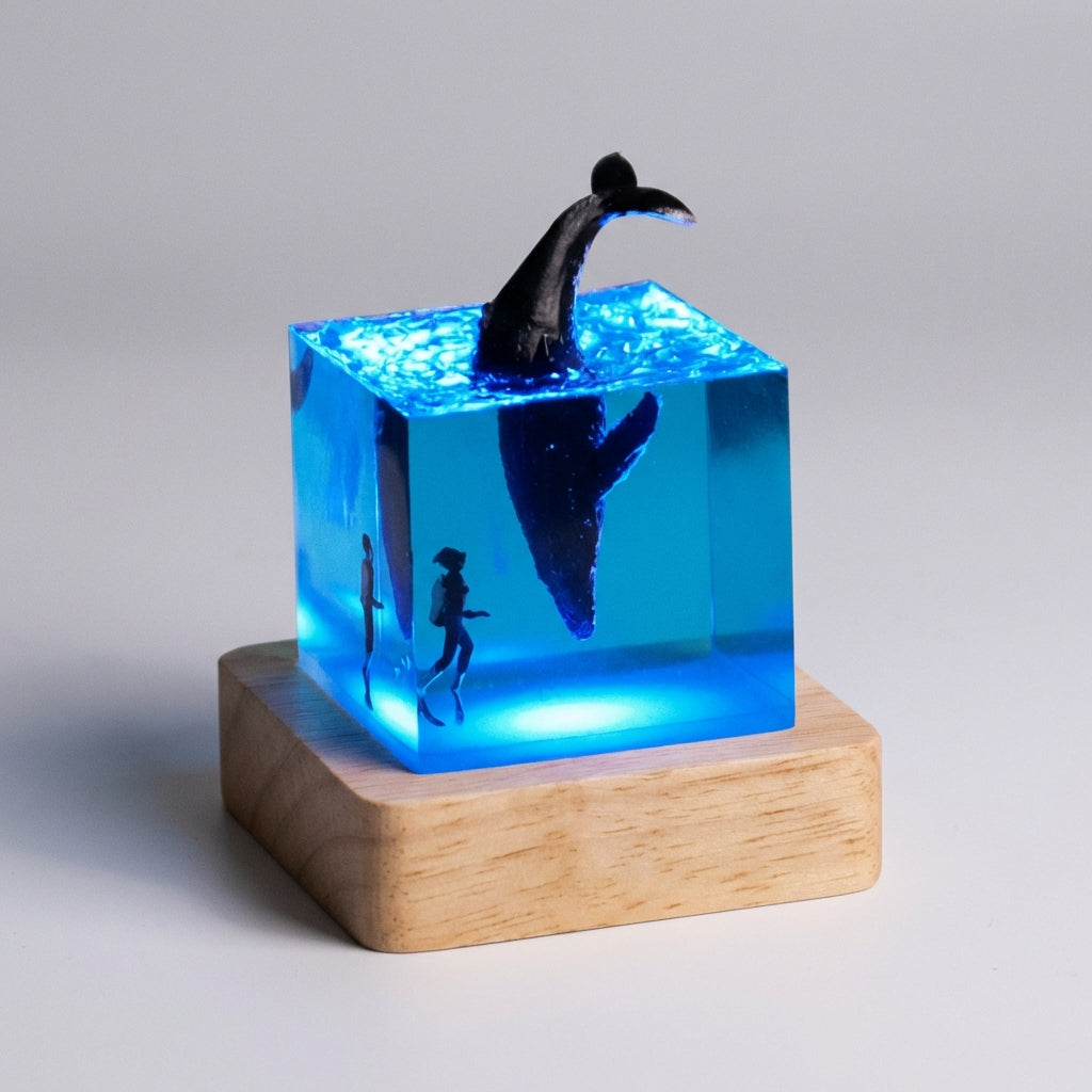 Lámpara de mesa con arte paisajístico de resina, cubo y base de madera