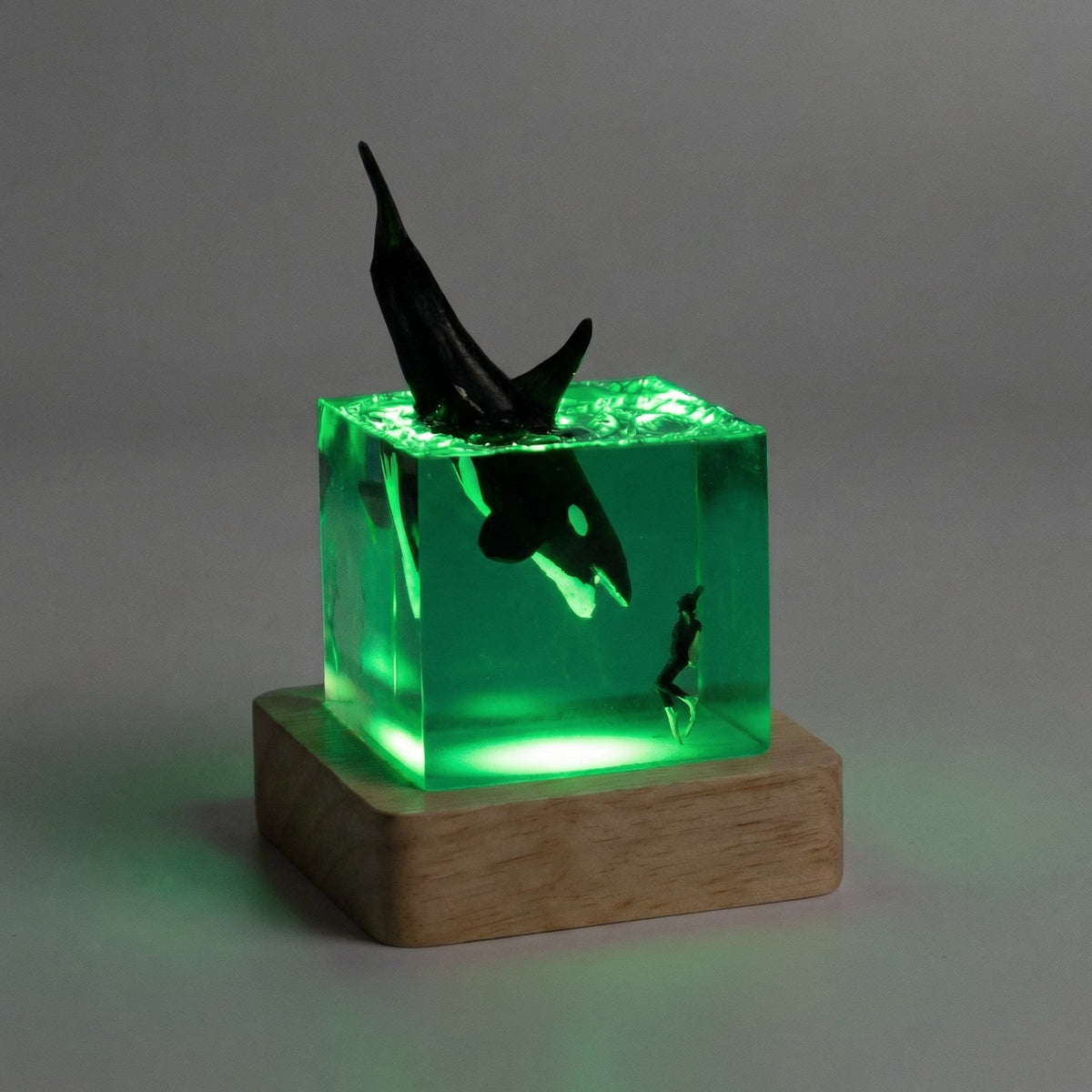 Lámpara de mesa con arte paisajístico de resina, cubo y base de madera